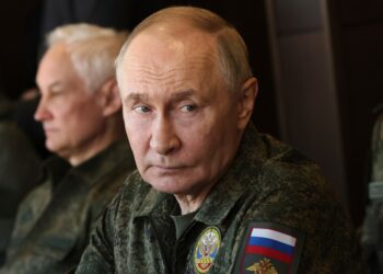 El presidente ruso, Vladimir Putin, con uniforme militar en el campo de entrenamiento de Mulino.
