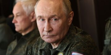 El presidente ruso, Vladimir Putin, con uniforme militar en el campo de entrenamiento de Mulino.