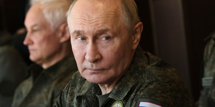 El presidente ruso, Vladimir Putin, con uniforme militar en el campo de entrenamiento de Mulino.