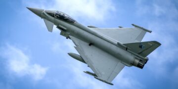 Jet de combate typhoon en los cielos sobre la base aérea de Amari en Estonia.