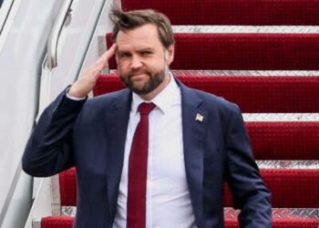 El vicepresidente JD Vance saluda mientras sale de la Fuerza Aérea Dos en la Base Conjunta Andrews en Maryland a su regreso de Howell, Michigan, el 17 de septiembre de 2025.