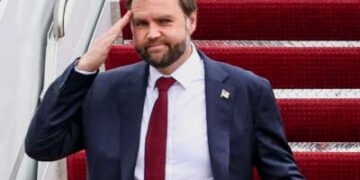 El vicepresidente JD Vance saluda mientras sale de la Fuerza Aérea Dos en la Base Conjunta Andrews en Maryland a su regreso de Howell, Michigan, el 17 de septiembre de 2025.