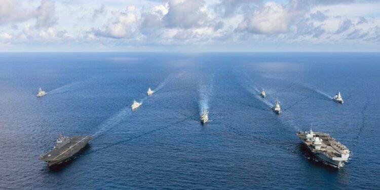 Vista aérea de una fuerza de trabajo naval multinacional en el mar.