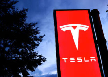 El logotipo de Tesla Inc. se muestra en un letrero en Zrich, Suiza, el 13 de noviembre de 2023.