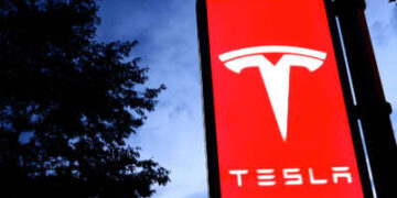 El logotipo de Tesla Inc. se muestra en un letrero en Zrich, Suiza, el 13 de noviembre de 2023.