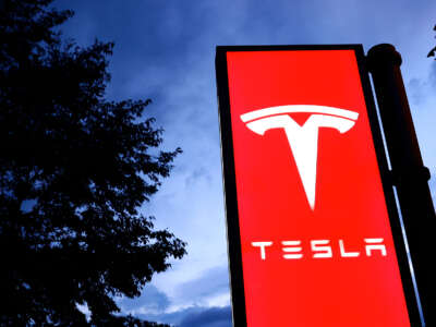 El logotipo de Tesla Inc. se muestra en un letrero en Zrich, Suiza, el 13 de noviembre de 2023.