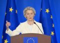 El presidente de la Comisión Europea, Ursula von der Leyen, habla durante una conferencia de prensa conjunta con el presidente del Consejo Europeo, Antonio Costa, después de la 25ª cumbre de la UE -China en Beijing el 24 de julio de 2025. (Adek Berry/ AFP a través de Getty Images)