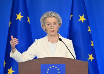 El presidente de la Comisión Europea, Ursula von der Leyen, habla durante una conferencia de prensa conjunta con el presidente del Consejo Europeo, Antonio Costa, después de la 25ª cumbre de la UE -China en Beijing el 24 de julio de 2025. (Adek Berry/ AFP a través de Getty Images)