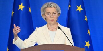 El presidente de la Comisión Europea, Ursula von der Leyen, habla durante una conferencia de prensa conjunta con el presidente del Consejo Europeo, Antonio Costa, después de la 25ª cumbre de la UE -China en Beijing el 24 de julio de 2025. (Adek Berry/ AFP a través de Getty Images)