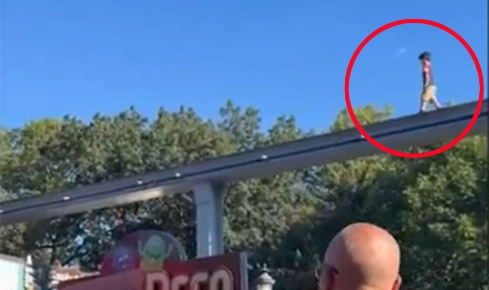 Niño caminando encima de una pista de monorail.