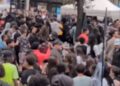 Multitud de personas se reunieron en una calle.