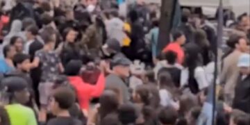 Multitud de personas se reunieron en una calle.