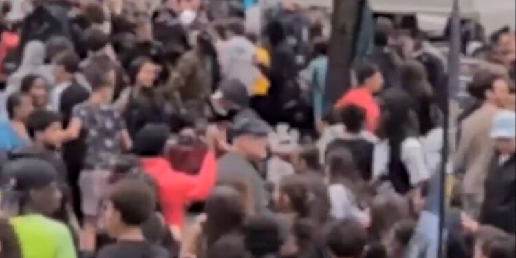 Multitud de personas se reunieron en una calle.