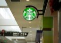 Un letrero de café Starbucks en el aeropuerto internacional de Birmingham Shuttlesworth en Birmingham, Alabama, el 7 de diciembre de 2023. (Madalina Vasiliu/The Epoch Times)