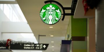 Un letrero de café Starbucks en el aeropuerto internacional de Birmingham Shuttlesworth en Birmingham, Alabama, el 7 de diciembre de 2023. (Madalina Vasiliu/The Epoch Times)