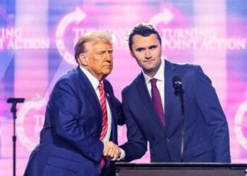El activista de derecha Charlie Kirk habla en el escenario con Donald Trump en America Fest 2024 en Phoenix, Arizona, el 22 de diciembre de 2024.