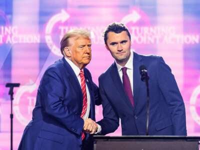 El activista de derecha Charlie Kirk habla en el escenario con Donald Trump en America Fest 2024 en Phoenix, Arizona, el 22 de diciembre de 2024.