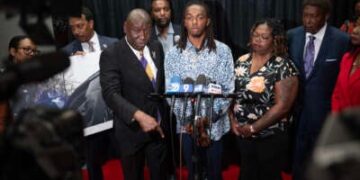 William McNeil Jr., flanqueado por su abogado Ben Crump y su madre Latoya Solomon.