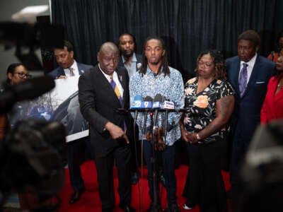 William McNeil Jr., flanqueado por su abogado Ben Crump y su madre Latoya Solomon.