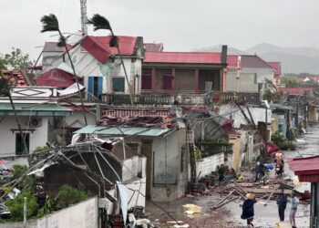 Casas dañadas después del Typhoon Bualoi en Thanh Hoa, Vietnam.