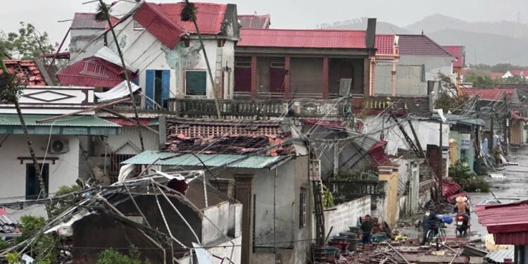 Casas dañadas después del Typhoon Bualoi en Thanh Hoa, Vietnam.
