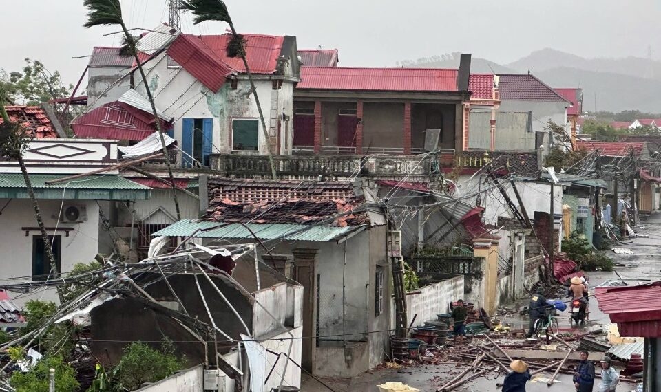 Casas dañadas después del Typhoon Bualoi en Thanh Hoa, Vietnam.