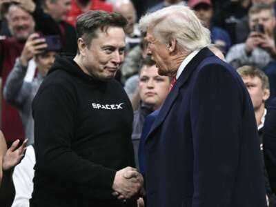 Tesla y el CEO de SpaceX, Elon Musk, y el presidente de los Estados Unidos, Donald Trump, se dan la mano mientras asisten a la competencia de lucha libre de la NCAA masculina en el Wells Fargo Center en Filadelfia, Pensilvania, el 22 de marzo de 2025.
