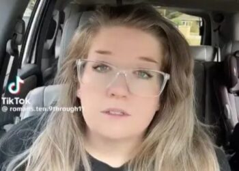 Una mujer en un auto con superposiciones de texto "Adiós Mundo, hola Jesús." y "Mi último video."