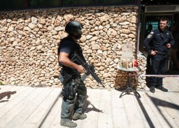 Personal de seguridad israelí en una escena del crimen.