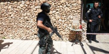 Personal de seguridad israelí en una escena del crimen.