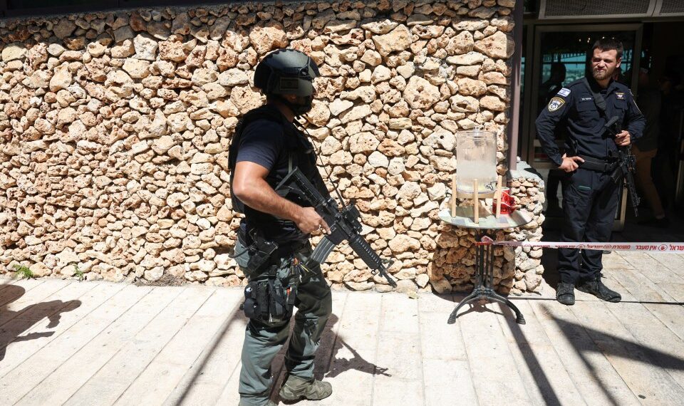 Personal de seguridad israelí en una escena del crimen.