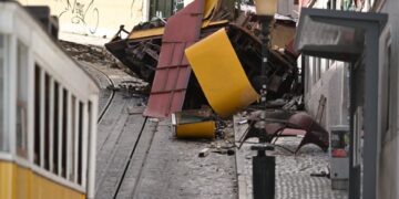 Describientes de un funicular descarrilado en Lisboa, Portugal.