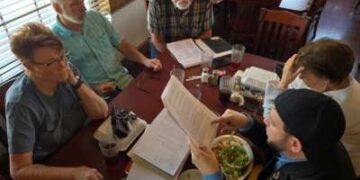 Mark Lee Dickson (R), fundador de las Ciudades Santuario para la Iniciativa no nacida, almuerza con miembros antiaborto del Proyecto Destiny Amarillo, en Amarillo, Texas, el 29 de mayo de 2024.