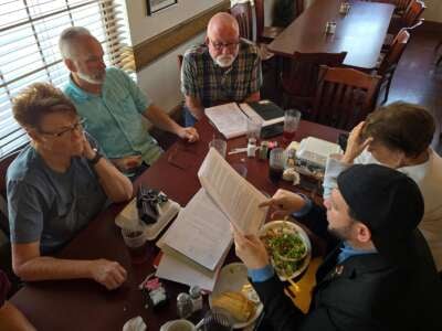 Mark Lee Dickson (R), fundador de las Ciudades Santuario para la Iniciativa no nacida, almuerza con miembros antiaborto del Proyecto Destiny Amarillo, en Amarillo, Texas, el 29 de mayo de 2024.