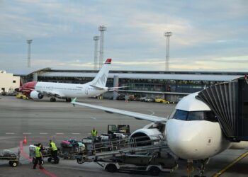 Dos aviones estacionados en la terminal del aeropuerto de Copenhague.