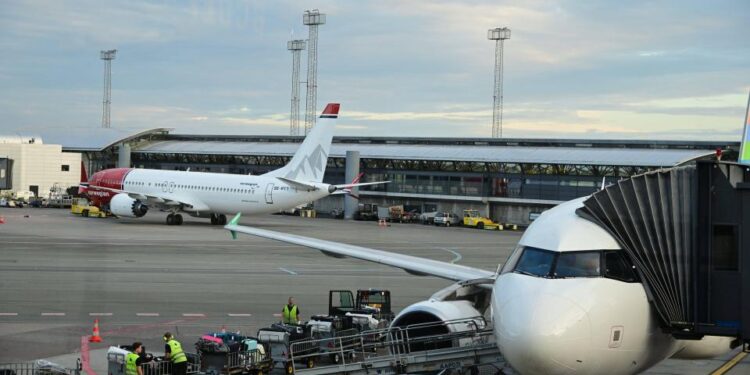 Dos aviones estacionados en la terminal del aeropuerto de Copenhague.