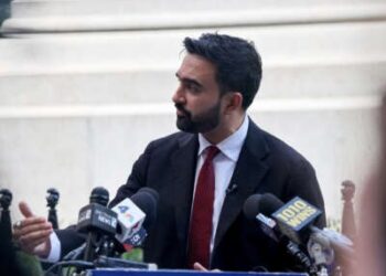 El candidato demócrata al alcalde y el asambleísta estatal Zohran Mamdani habla con los medios de comunicación en un evento de prensa.