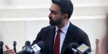 El candidato demócrata al alcalde y el asambleísta estatal Zohran Mamdani habla con los medios de comunicación en un evento de prensa.