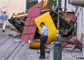 Oficial de policía en la escena de un funicular descarrilado en Lisboa.