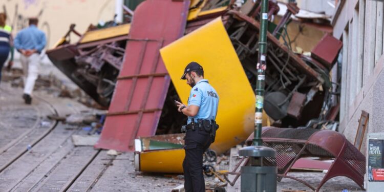 Oficial de policía en la escena de un funicular descarrilado en Lisboa.