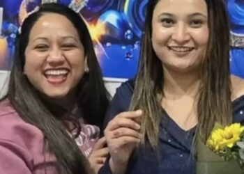 Foto de dos enfermeras celebrando un cumpleaños.