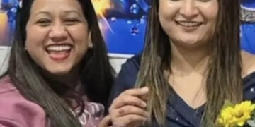 Foto de dos enfermeras celebrando un cumpleaños.