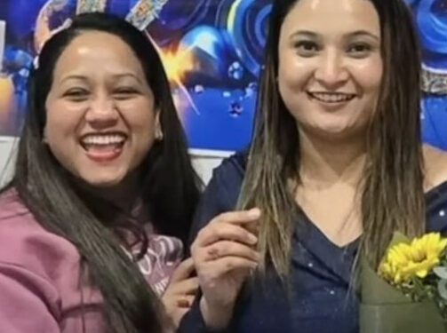 Foto de dos enfermeras celebrando un cumpleaños.