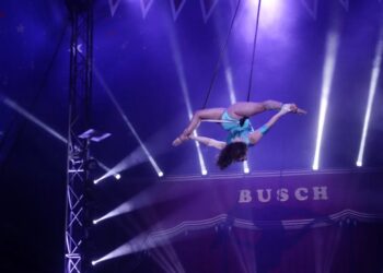 Una aerialista femenina que actúa en una carpa de circo.