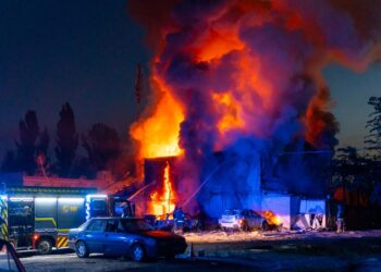 Los bomberos que trabajan para apagar un incendio masivo en un edificio en Zaporizhzhia, Ucrania.