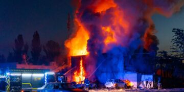 Los bomberos que trabajan para apagar un incendio masivo en un edificio en Zaporizhzhia, Ucrania.