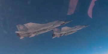 Dos aviones de combate MIG-31 rusos con misiles balísticos hipersónicos volando en el cielo.