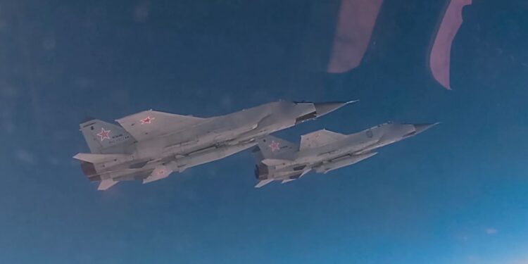 Dos aviones de combate MIG-31 rusos con misiles balísticos hipersónicos volando en el cielo.
