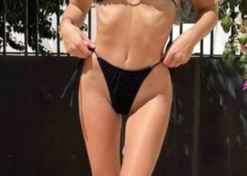 Mujer en un bikini negro y gafas de sol.