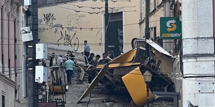El funicular de Gloria de Lisboa se descarriló, hiriendo al menos a 20 personas.